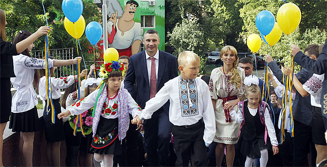 Віталій Кличко, Київський міський голова: «Цього року ми збільшили фінансування сфери освіти вдвічі – до 1 млрд 100 млн гривень. Дві нових школи сьогодні відкрили свої двері для учнів. І ще в 2016-ому відкриємо у столиці 7 дитячих садків. Надалі ми не зменшуватимемо темпів будівництва освітніх закладів, тому що ми інвестуємо у найважливіше, що у нас є – в наших дітей»